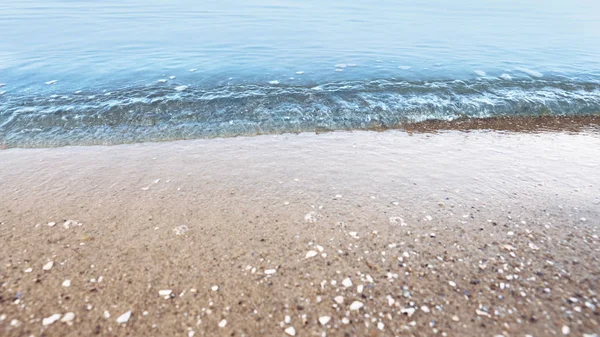 Вид на морську воду та пляжний пісок у сонячний літній день — стокове фото