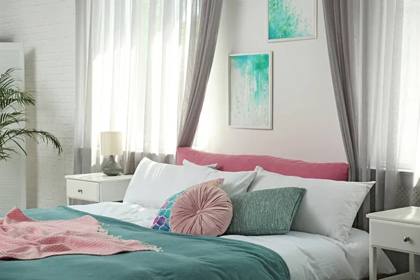 Dekoratif unsurlara sahip şık ve modern yatak odası. İç tasarım için fikir — Stok fotoğraf