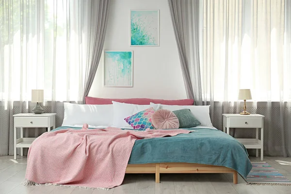 Stilvolles, modernes Schlafzimmer mit dekorativen Elementen. Idee für den Innenausbau — Stockfoto