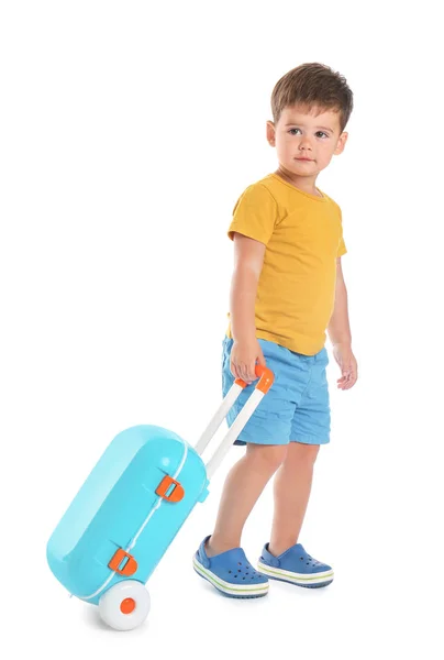 Menino bonito com mala azul no fundo branco — Fotografia de Stock