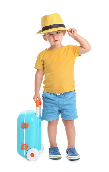Schattige kleine jongen met hoed en blauwe koffer op witte achtergrond — Stockfoto