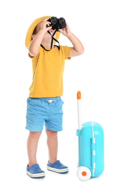 Lindo niño pequeño con sombrero, maleta binocular y azul sobre fondo blanco — Foto de Stock