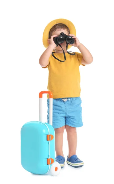 Lindo niño pequeño con sombrero, maleta binocular y azul sobre fondo blanco —  Fotos de Stock