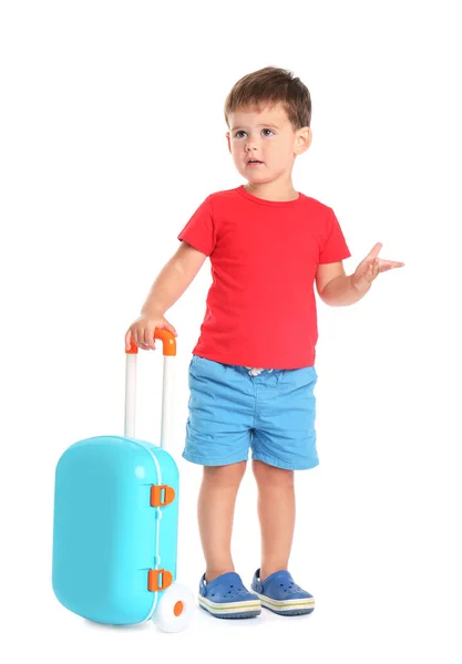 Niedlicher kleiner Junge mit blauem Koffer auf weißem Hintergrund — Stockfoto
