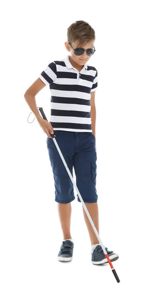 Beyaz arka planda yürüyen uzun bastonlu kör çocuk — Stok fotoğraf