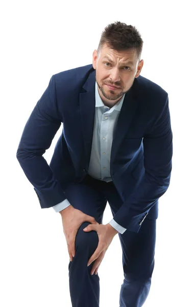 Porträtt av affärsman med knäproblem på vit bakgrund — Stockfoto