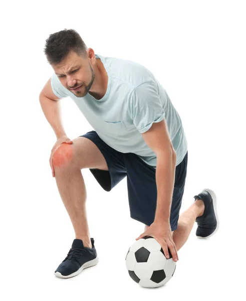 Портрет футболіста з м'ячем, що має проблеми з коліном на білому тлі — стокове фото