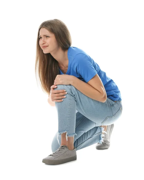 Retrato de comprimento total da mulher com problemas no joelho no fundo branco — Fotografia de Stock