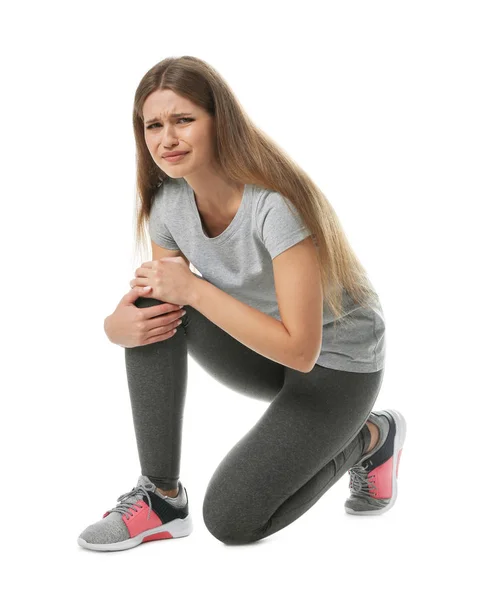Ganzkörperporträt einer Sportlerin mit Knieproblemen auf weißem Hintergrund — Stockfoto