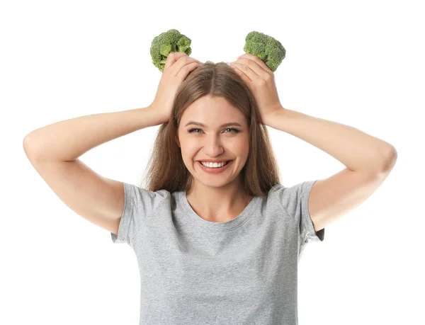 Retrato de mulher engraçada segurando brócolis como chifres no fundo branco — Fotografia de Stock