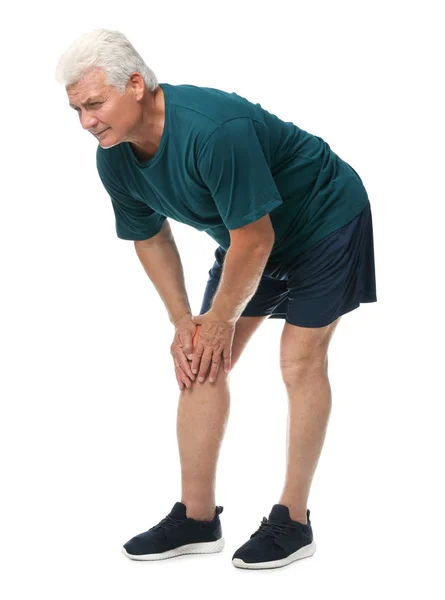 Retrato de cuerpo entero del hombre mayor con problemas de rodilla sobre fondo blanco —  Fotos de Stock
