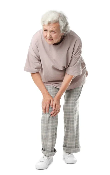 Полный портрет пожилой женщины с проблемами коленного сустава на белом фоне — стоковое фото
