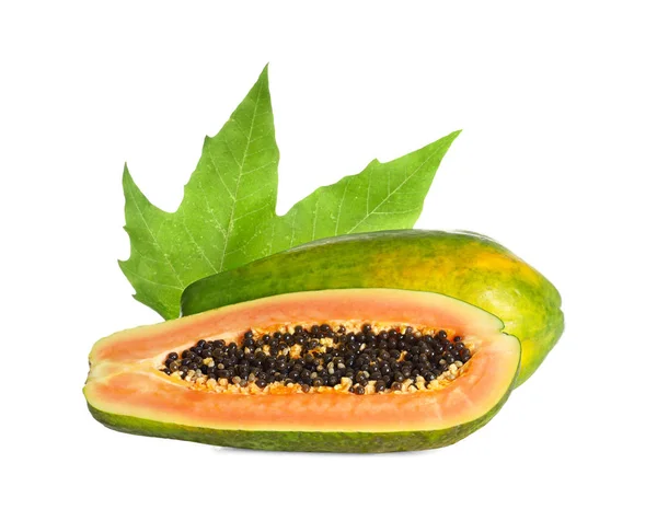 Färsk saftig mogen papaya med blad på vit bakgrund — Stockfoto