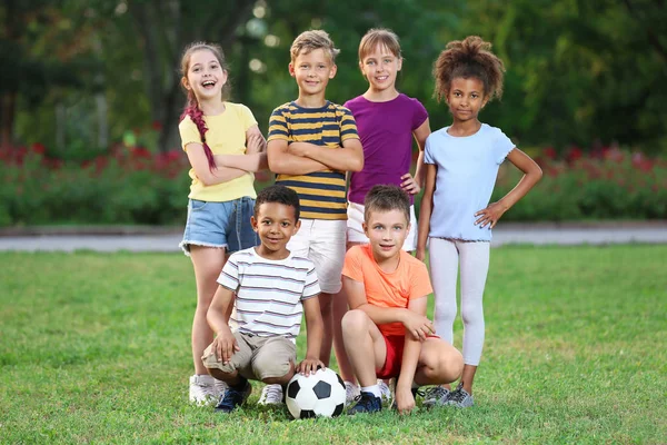 Crianças pequenas bonitos com bola de futebol no parque. Jogo ao ar livre — Fotografia de Stock