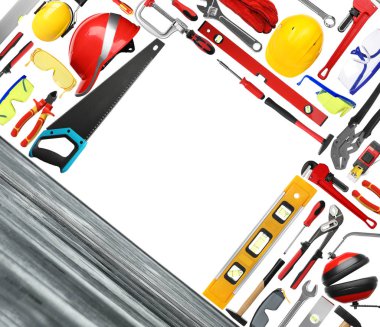 Farklı inşaat araçları ve beyaz arka plan üzerinde ahşap yüzey ile ayarla