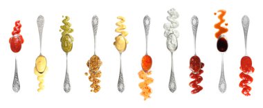 Beyaz arka plan üzerinde farklı lezzetli soslar ile kaşık seti, üst görünümü
