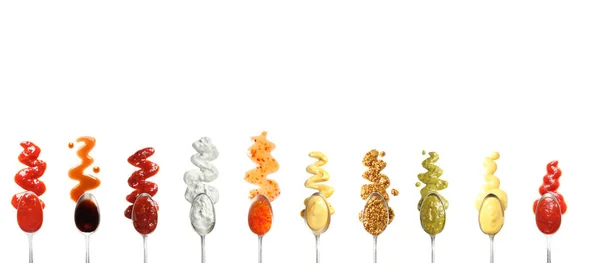 Szett kanál különböző ízletes mártások fehér háttér, felülnézet — Stock Fotó