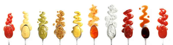 Conjunto de colheres com diferentes molhos deliciosos no fundo branco, vista superior — Fotografia de Stock