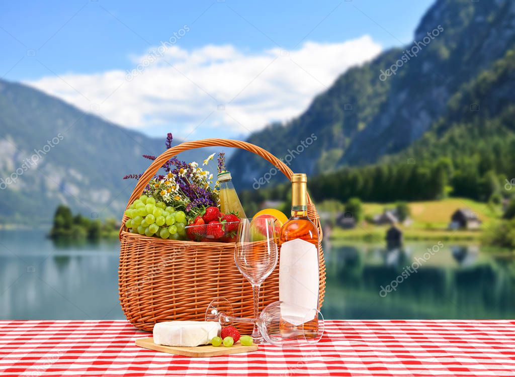 Cesto da picnic con vino e prodotti su tovaglia a scacchi vicino al fiume -  Foto Stock: Foto, Immagini © NewAfrica 282334348