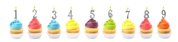 Set van verschillende heerlijke Verjaardag Cupcakes met brandende kaarsen op witte achtergrond. Banner ontwerp — Stockfoto