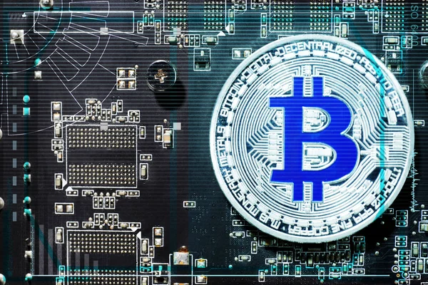 Bilgisayar devre kartında gümüş bitcoin, üst görünüm