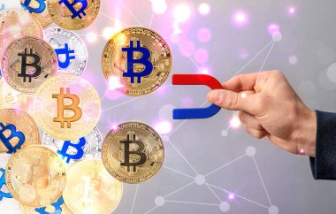 Fütüristik arka plan üzerinde mıknatıs ile bitcoins çeken adam, closeup 