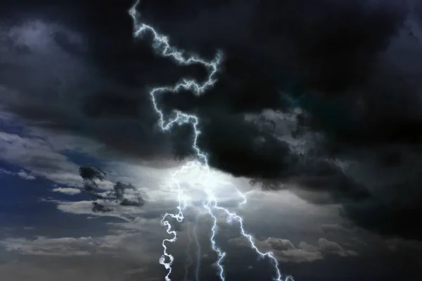 天空下着大雨云和闪电。雷暴 — 图库照片