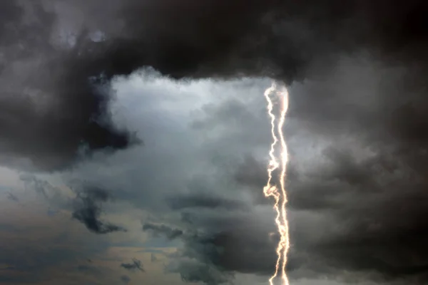 天空下着大雨云和闪电。雷暴 — 图库照片