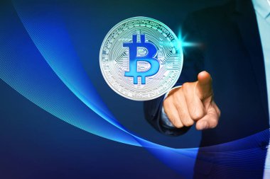 Koyu mavi arka plan üzerinde işadamı ve bitcoin simgesinin yakın çekim görünümü