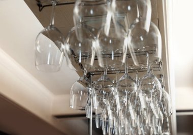 Çubuk raflar üzerinde boş temiz gözlük seti