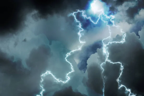 Cielo con fuertes nubes lluviosas y relámpagos. Tormenta — Foto de Stock