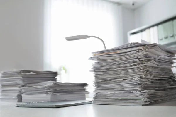 Stapel von Dokumenten auf Schreibtisch im Büro — Stockfoto