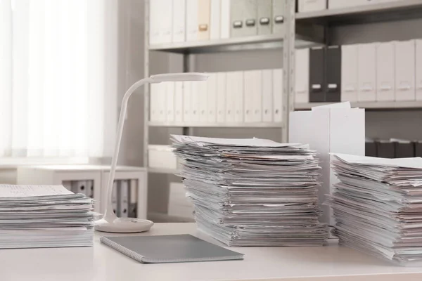 Montones de documentos sobre la mesa en la oficina — Foto de Stock