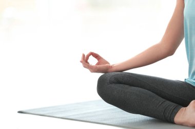 Güzel kadın kapalı meditasyon, metin için alan. Zen yoga