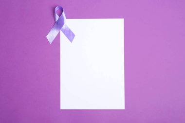 Renk arka planda mor bilinirlik şeridi ve boş kart, metin için alan içeren üst görünüm