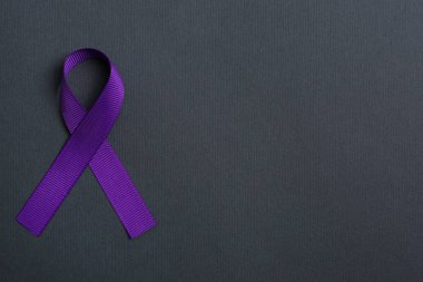 Siyah arka planda mor farkındalık şeridi, metin alanı ile üst görünüm