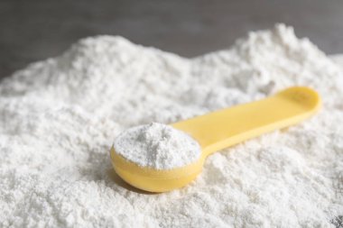 Kepçe ve protein tozu yığını masaya