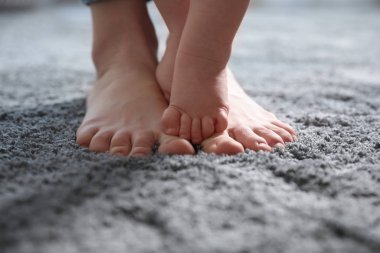 Bebek Anne yardım ile ilk adımlar yapıyor, çekim