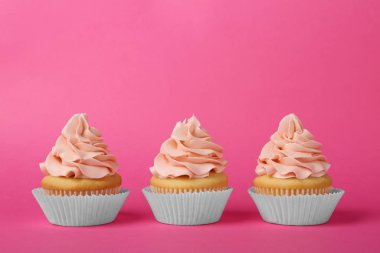 Lezzetli kek krem pembe bir arka plan üzerinde