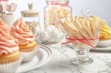 Beyaz mermer masada gofret rulo ve diğer tatlılar ile Vazo, metin için alan. Şeker çubuğu