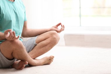 Adam evde yerde meditasyon, metin için yer ile closeup. Zen konsepti