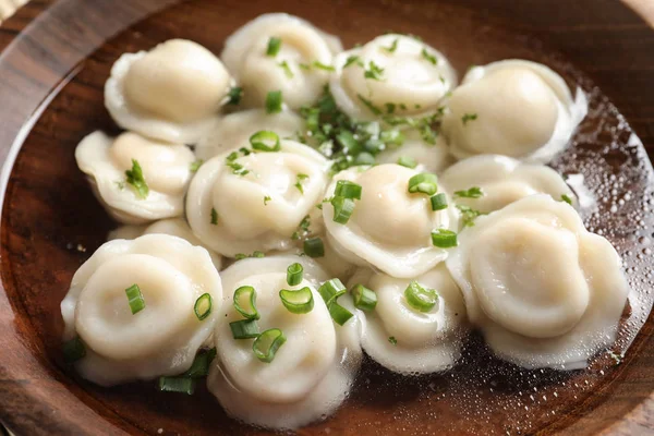 Skål med läckra dumplings i buljong, närbild — Stockfoto