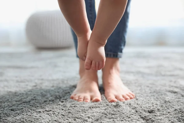 Baby doing first steps with mother's help, closeup — Stock Photo, Image