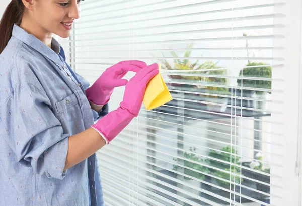 Vrouw schoonmaken gordijnen met doek binnen, close-up — Stockfoto