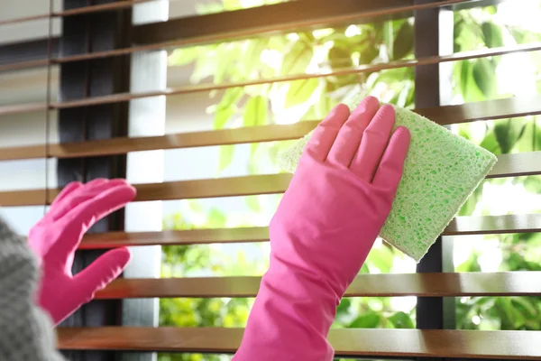Janitor limpando persianas com pano dentro de casa, close-up — Fotografia de Stock