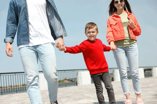 Szczęśliwy dziecko trzyma ręce z rodzicami na zewnątrz. Rodzinny weekend — Zdjęcie stockowe
