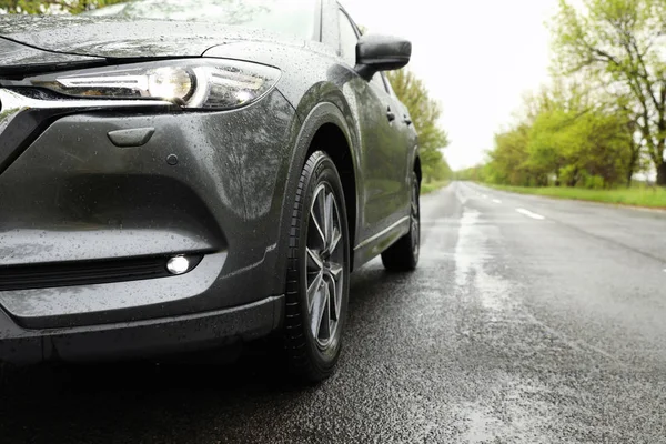 Auto geparkeerd buiten op regenachtige dag, close-up — Stockfoto