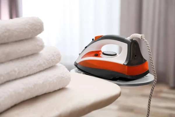 Nya moderna strykjärn och rena handdukar ombord inomhus. Tvätt dag — Stockfoto