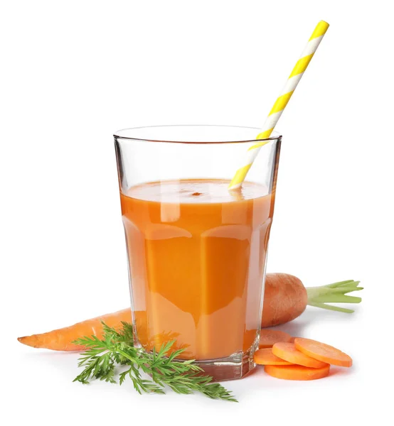Морква і склянка свіжого соку на білому тлі — стокове фото
