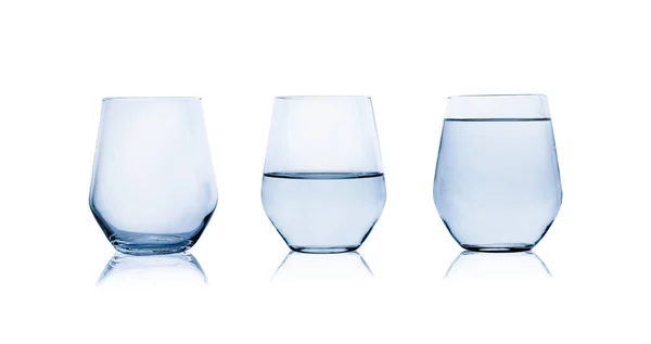 白い背景に水の空、半分と完全なグラス — ストック写真